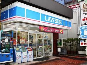 館内1階　コンビニエンスストア「ローソン」　24時間営業　山形のおみやげもございます　お酒・たばこの取扱いあり