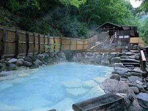 蔵王温泉　写真の大露天風呂や共同浴場などお湯めぐりも楽しい！　当施設より車で約40分