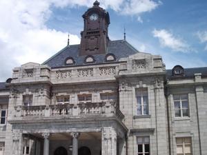 「文翔館」（旧県庁舎及び県会議事堂）は、大正5年建造のイギリス・ルネサンス様式レンガ造りの建物　当施設より徒歩約5分　ドラマや映画の撮影にも使われます