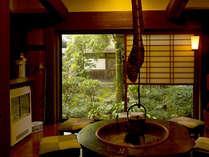 昭和の雰囲気を感じさせるいろり。