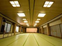 大人数での宴会に最適な大宴会場。舞台もあり、皆様の楽しい宴をいろどります。