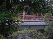 歴史と趣き溢れる木造建築の建物でゆっくりとお過ごし下さい