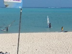 resortisland　yoron　白い砂浜を髪の毛を靡かせながら散歩するのがとても似合う島・ヨロン島