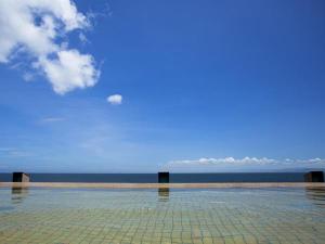 【天宮の雫・昼】海と空の景色が湯に入り込む中で、開放的なひと時を