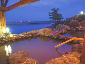 【天宮の雫・暮】1Fにある波打ち際の露天風呂