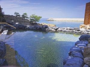 【天宮の雫・昼】1Fにある波打ち際の露天風呂