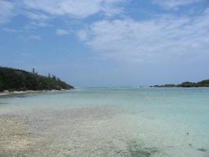 透き通おる真っ青なヨロン島の海。非日常があなたを待っています
