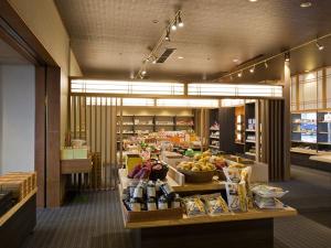 和モダンな店内、1Ｆ売店「花小町」