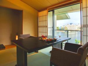 料亭“潮路（しおじ）”「玉藻」「洲浜」「小磯」「浜風」「汐風」のそれぞれに、趣のある静かな“和”の空間