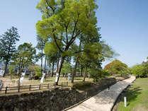 【人吉城跡】本丸や二の丸などの跡が残る敷地内を当時の様子を想像しながら回るのもおすすめです。