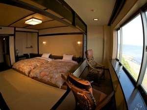 【和風ツイン】和風しつらえにローベットのお部屋。お二人で気兼ねなく寛げます