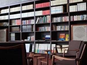 ラウンジで潮騒聞きながら読書に耽る