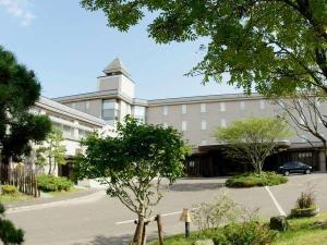 小高い丘に建つ宿。門をくぐれば日常から離れた別世界が広がります。