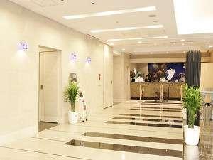 いつも笑顔でお出迎え♪フロントロビー
