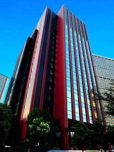 赤と黒のモダンな高層ビルの上層階にあるホテルです。