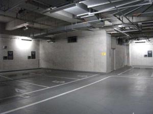 (3)ホテル地下にある駐車場。１泊?２１００。電話受付のみの完全予約制。
