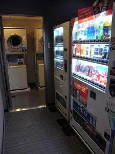 ■自動販売機コーナー■アルコールからジュース、おつまみなどを取り揃えております。