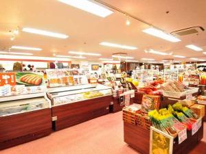 【売店】　お土産に最適な、お菓子や焼酎など揃えております。