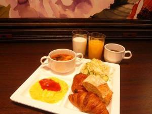 朝食はパンがオススメ。写真は一例