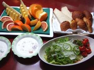 自家製パンをはじめとした、ボリューム満点の朝食バイキング