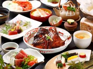 【魚会席】鯛のかぶと煮をはじめ、土瓶蒸し、カツオのたたきなど新鮮な海の幸を味わえる。