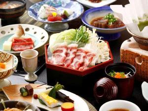 【肉会席】黒豚しゃぶ、黒豚豚骨煮、黒毛和牛ステーキなど味わえる。