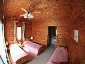コテージＥタイプはトリプルのお部屋が二つで最大６名さままでご宿泊できます！