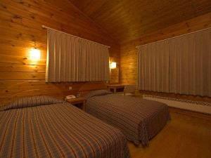 両脇に2部屋ずつ寝室があるFタイプ。7～8名さまでのご利用に適しています。