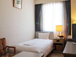 【スタンダード】シングルルームのひと部屋　15〜16平米。（お部屋は一例）