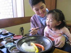 1階レストラン八島にて親子でお食事！お子様にも安心な畳席が多数ございます。