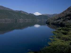 ■本館中庭より芦ノ湖越に望む富士山イメージ