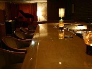 ■メインバー「ひのき」・・・夜のブレイクタイムは世界の銘酒をじっくり味わってみては。