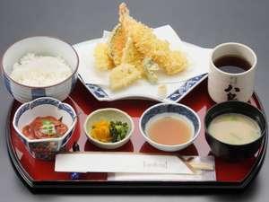 【選べる夕食：天ぷら定食】サクッとした衣の中に凝縮された素材の旨みが好評
