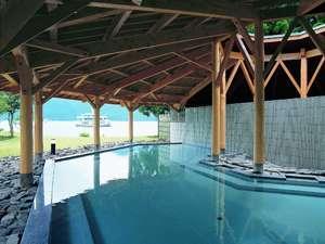 ★「箱根湖畔の湯」敷地内の自家温泉「蛸川温泉」の湯を使用し、開放的な温泉が疲れを癒してくれます。