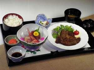 選べる夕食御膳の赤岳御膳。道産豚肩ロース生姜焼き・お造り3点盛り