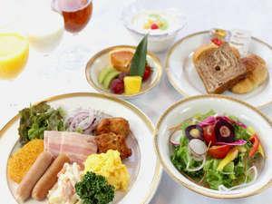 和洋朝食バイキング（洋食イメージ）6時30分からご利用可能です。和食メニューもございます。