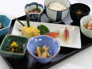 和洋朝食バイキング（和食イメージ）6時30分からご利用可能です。洋食メニューもございます。
