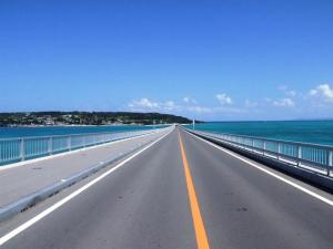 美しい東シナ海にかかる古宇利島大橋からの眺めは絶景です。
