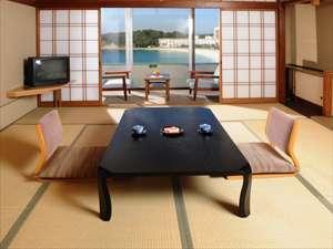 全室オーシャンビュー　本館三楽荘　一般客室例