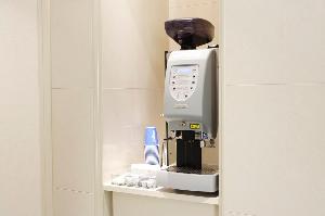 無料でお飲み頂ける【ラバッツァ】のコーヒーをご用意しております。1階ロビーにございます。