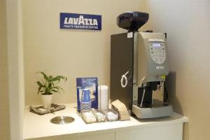 無料でお飲み頂ける【ラバッツァ】のコーヒーをご用意しております。1階ロビーにございます。