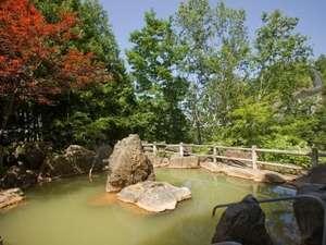 渓谷を望む『露天風呂』。52℃強の源泉に加水・加温などの手を加えることなく温度管理しております。