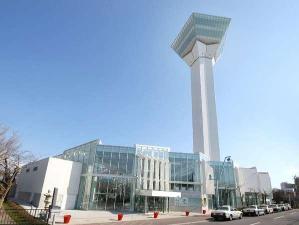 タワーの高さは107ｍ。360度ガラス張りの展望台からの絶景は圧巻！