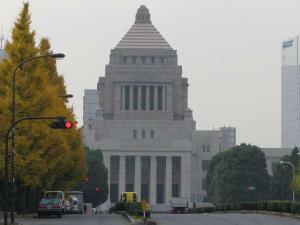 国会議事堂♪皇居横にて、確かな存在感を放っています。参議院なら予約無しで中の見学可☆