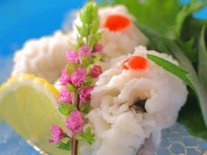 牡丹の花のように咲いた鱧の湯引き（落とし）
