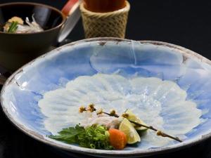 透けるほどに薄く引いた「てっさ」