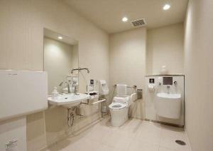 ロビーには車椅子対応のユニバーサルトイレを設置