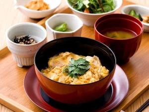ランチメニュー【花べっぷこだわりの親子丼】大分冠地どりとJR九州グループのうちのたまごを使用