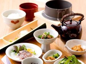 ランチメニュー【海の膳】お刺身、りゅうきゅうをメインに大分県佐伯産の無農薬米を釜炊きでお出しします。