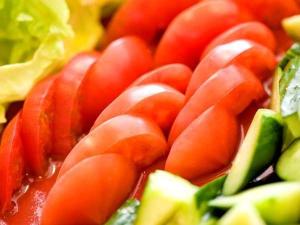 朝食の生野菜はビュッフェスタイルでお好きなだけどうぞ